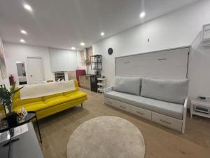 sala de estar con sofá amarillo en una habitación en Estudio en Palacio La Latina, en Madrid