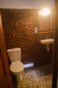 La salle de bains est pourvue de toilettes et d'un lavabo. dans l'établissement Espace Menamasoandro, à Morondava