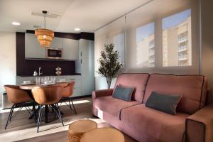 - un salon avec un canapé et une table dans l'établissement Apartamentos4U Tudela Plaza Parking Incluido, à Tudela