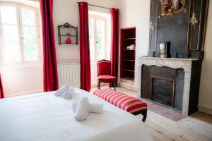 Posteľ alebo postele v izbe v ubytovaní Château de Sienne proche Avignon Orange 7 Chambres Piscine Rivière