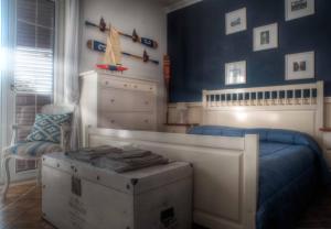 - une chambre avec un lit, une commode et un tiroir dans l'établissement Sarkeep, à Luogosano