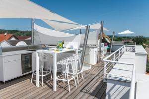 une terrasse avec un bar et une cuisine sur un yacht dans l'établissement Seensuchtsuiten Luxury - Hier erwacht Ihre Seensucht, à Mörbisch am See