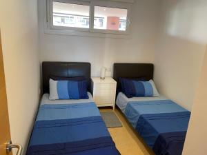 een slaapkamer met 2 bedden en een raam bij Condado De Alhama in Murcia
