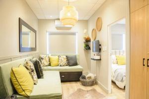 Royal Pearl, Insta-worthy APT في بارل: غرفة معيشة مع أريكة وسرير