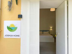 Sijil, anugerah, tanda atau dokumen lain yang dipamerkan di Joshua Home