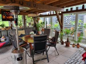 an outdoor patio with a table and chairs and plants at Ferienwohnung Romy Müller in Mohlsdorf +10 photos