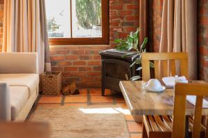 uma sala de estar com um sofá e uma mesa em Lovane Boutique Wine Estate and Guesthouse em Stellenbosch