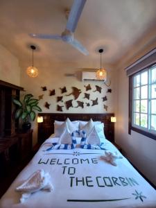 Uma cama ou camas num quarto em The Corbin Guest House