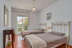 Posteľ alebo postele v izbe v ubytovaní Beachfront apartment Torrox Costa + 27 fotografií