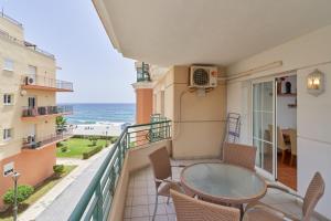 Balkón alebo terasa v ubytovaní Beachfront apartment Torrox Costa