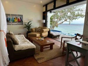 sala de estar con vistas al océano en The French Villa -Santander, en Santander