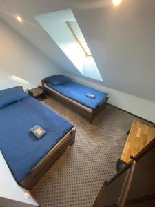 Ένα ή περισσότερα κρεβάτια σε δωμάτιο στο Pensjonat Paskudy