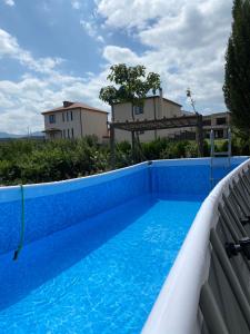 una piscina con azulejos azules en el balcón en dream villa, en Tiflis