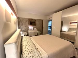 a hotel room with a bed and a bedroom at Fiore di Mantova - casa appartamento vacanze in Virgilio
