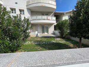 een groot wit gebouw met een balkon bij Fiore di Mantova - casa appartamento vacanze in Virgilio