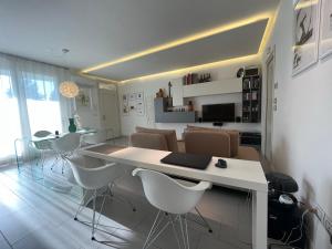eine Küche und ein Wohnzimmer mit einem Tisch und Stühlen in der Unterkunft Fiore di Mantova - casa appartamento vacanze in Virgilio