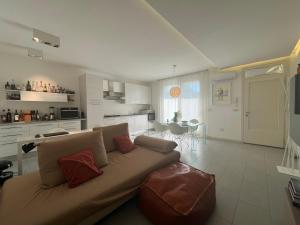 a living room with a couch and a kitchen at Fiore di Mantova - casa appartamento vacanze in Virgilio