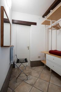 een kamer met een stoel, een bureau en een deur bij Campiello Zen Garden in Venetië