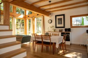 eine Küche und ein Esszimmer mit einem Tisch und Stühlen in der Unterkunft Family Chalet 3 Bedrooms + Sauna + Mountain Views in Les Houches