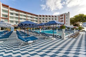 Bazén v ubytovaní Hotel Mongibello Ibiza alebo v jeho blízkosti