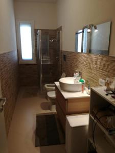 a bathroom with a sink and a shower and a toilet at Casa Vento dello Stagnone in Marsala