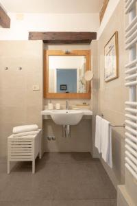 W łazience znajduje się umywalka i lustro. w obiekcie Campiello Zen Garden w Wenecji