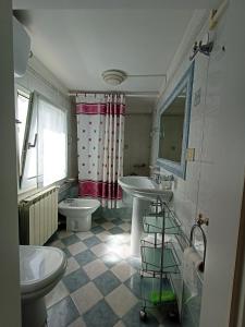 - Baño con 2 lavabos y 2 aseos en SE019 Senigallia, delizioso cielo-terra con portico, en Senigallia