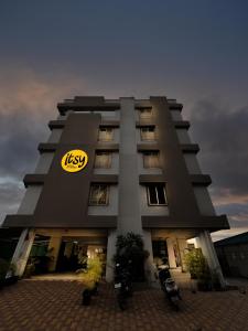 un grand bâtiment avec un panneau jaune dans l'établissement Itsy By Treebo - Opal Suites, à Pune