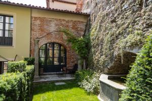 un ingresso a una casa con muro di mattoni di Palazzo Fauzone Relais a Mondovì