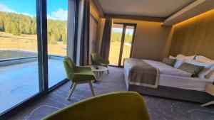 pokój hotelowy z łóżkiem i dużym oknem w obiekcie Hotel Monti Spa & Wellness 