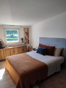 ein Schlafzimmer mit einem großen Bett und einem Fenster in der Unterkunft Appartement au Grau du roi in Le Grau-du-Roi