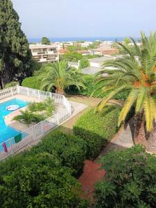 an aerial view of a resort with a pool and palm trees at Villa Anaite Piscine privée in Antibes