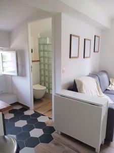 a room with a bathroom with a bed and a toilet at Villa Anaite Piscine privée in Antibes