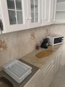 a kitchen with a counter top with a microwave at Apartamento Siomaly - Piscina in Praia