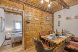 ein Esszimmer mit einem Tisch und Stühlen sowie ein Schlafzimmer in der Unterkunft Holiday Home Carpe Diem in Jastrebarsko
