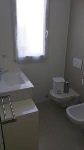 La salle de bains est pourvue d'un lavabo, de toilettes et d'une fenêtre. dans l'établissement Casa Le Cementine, à Verbania