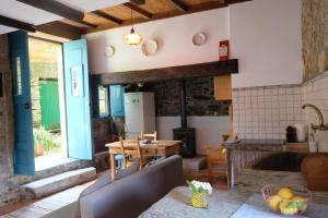 eine Küche und ein Esszimmer mit einem Tisch in der Unterkunft Casa do Engenho - Canadelo Amarante in Amarante + 43 Fotos