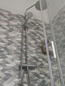 prysznic w pokoju z podłogą w obiekcie Vento del sud w Trapani