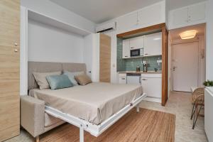 een slaapkamer met een bed en een keuken bij Estudio Puerta del Mar in Almuñécar