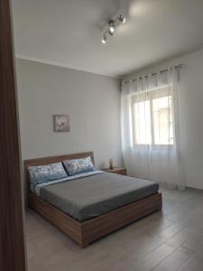 sypialnia z łóżkiem i oknem w obiekcie Vento del sud w Trapani