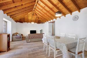 ein Wohnzimmer mit einem Tisch, Stühlen und einem Sofa in der Unterkunft Casa Marhec in Tacoronte
