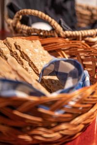 博倫厄的住宿－酷普倫酒店，桌上装满面包的篮子