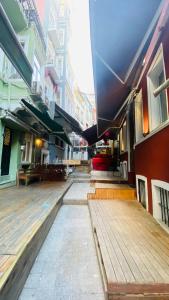 een lege straat in een stad met gebouwen bij The House Company in Istanbul