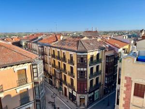 een luchtzicht op een stad met gebouwen bij CARIATIDES SKY APARTMENT in Zamora