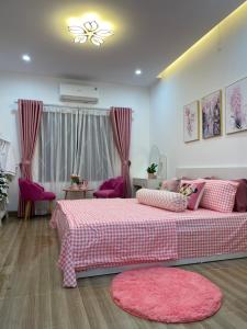 sypialnia z 2 łóżkami i różowym kocem w obiekcie Nhà Nghỉ Huyền Anh w mieście Hanoi