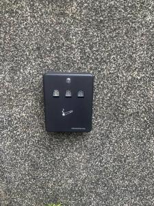un dispositivo electrónico negro sentado en el suelo en Beautiful 2-Bed House in Larne with free parking en Larne