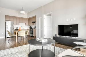 ロサンゼルスにあるNorth Hollywood 2br w pool gym prime NoHo LAX-921のキッチン、リビングルーム(テーブル、テレビ付)