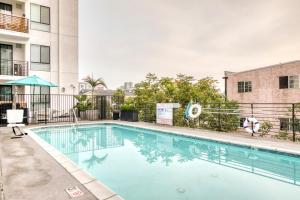 ロサンゼルスにあるNorth Hollywood 2br w pool gym prime NoHo LAX-921の建物のあるホテルのスイミングプール
