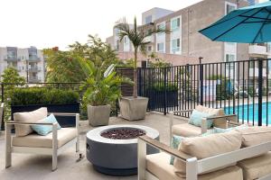 ロサンゼルスにあるNorth Hollywood 2br w pool gym prime NoHo LAX-921のパティオ(椅子、ファイヤーピット、パラソル付)