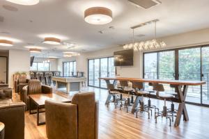 ロサンゼルスにあるNorth Hollywood 2br w pool gym prime NoHo LAX-921のテーブルと椅子と窓のあるダイニングルーム +32枚の写真